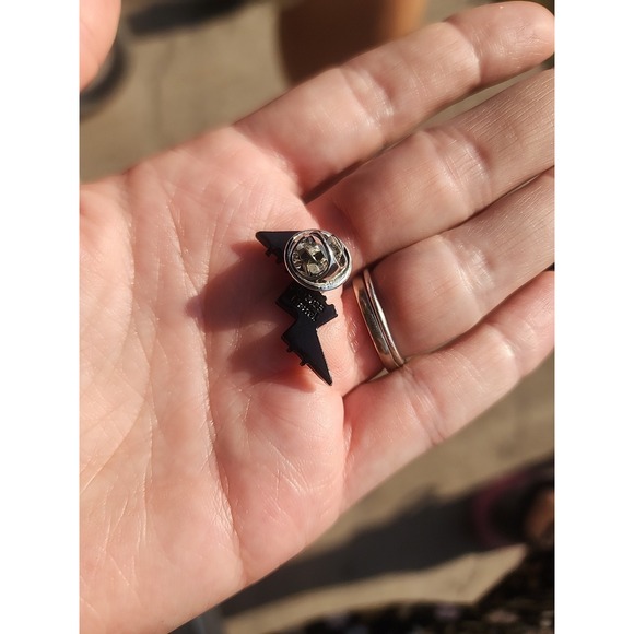 Mattel 2023 Monster High Frankie Stein Lightning Bolt SDCC Lapel Pin (P140) - Picture 3 of 4